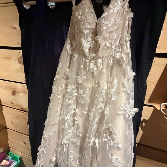 David’s bridal wedding dress - Picture 3 of 4